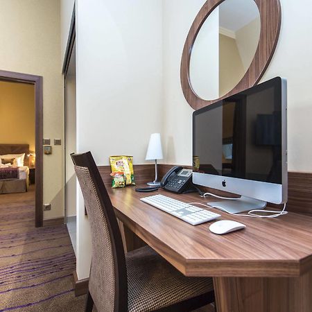 Merchants Crown Suites And Spa Praha Exteriér fotografie A computer in a hotel room