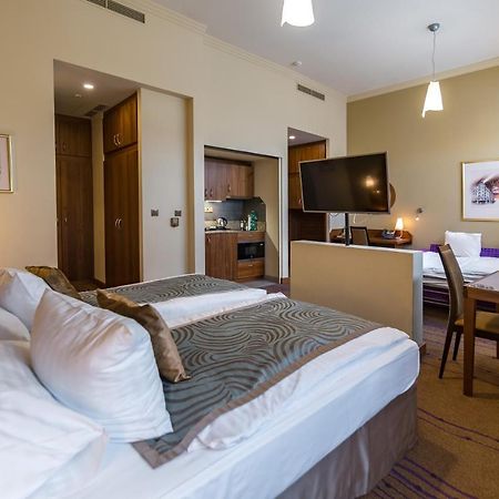 Merchants Crown Suites And Spa Praha Exteriér fotografie A typical studio apartment