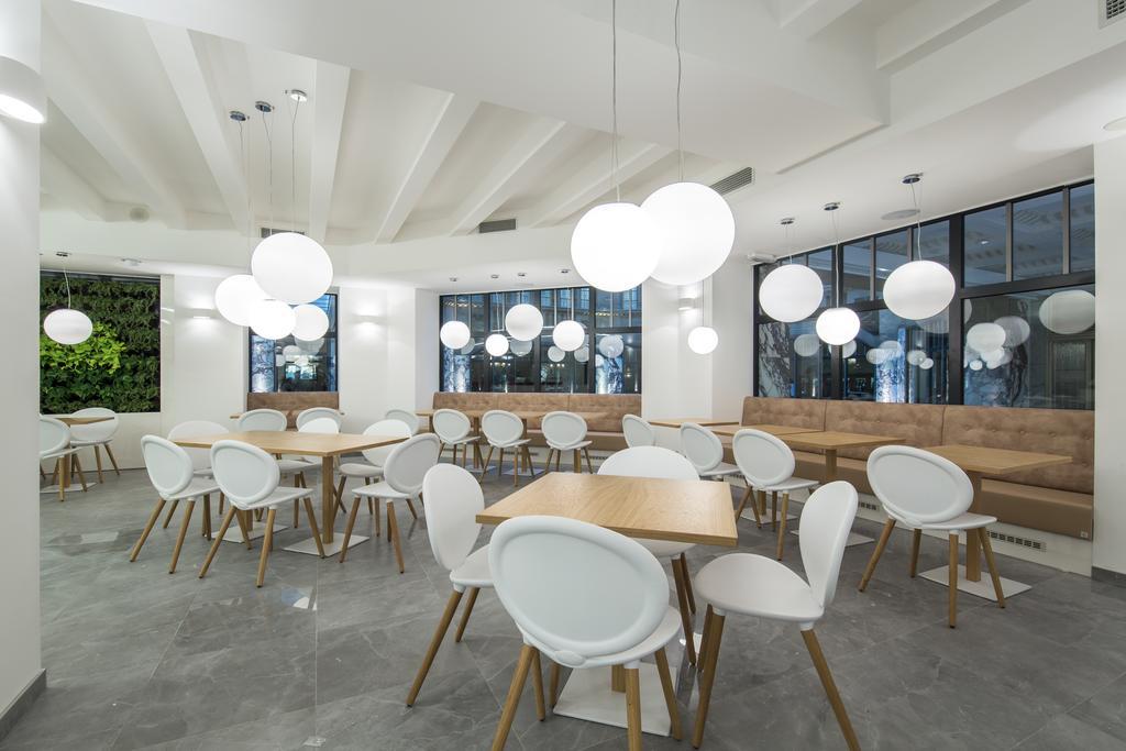 Merchants Crown Suites And Spa Praha Exteriér fotografie The interior of the restaurant
