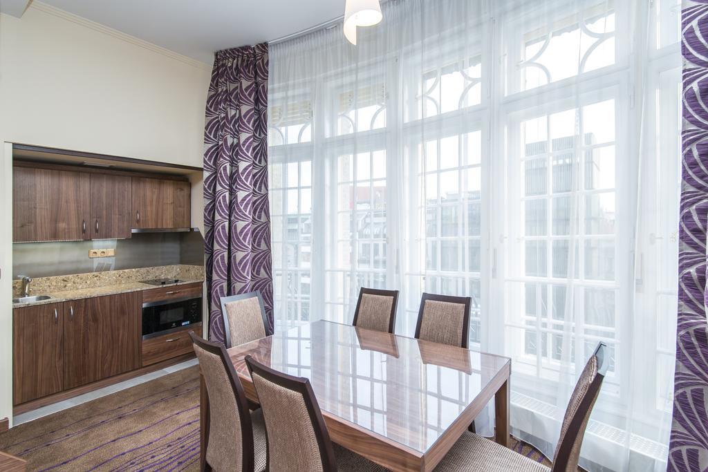 Merchants Crown Suites And Spa Praha Exteriér fotografie A kitchen with a large window