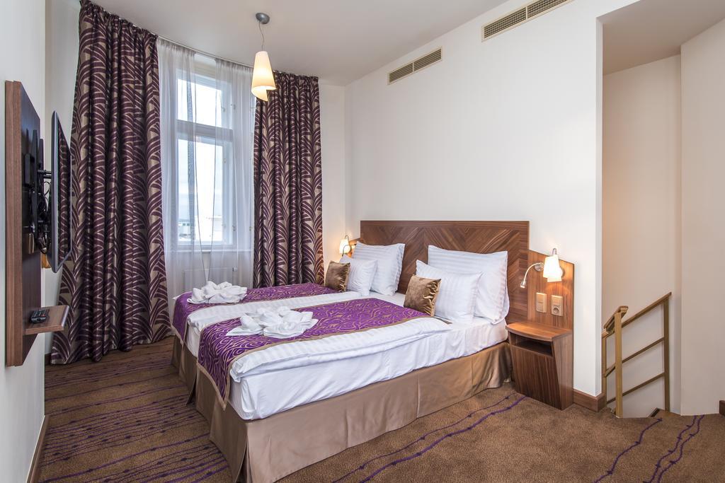 Merchants Crown Suites And Spa Praha Exteriér fotografie A room at the hotel
