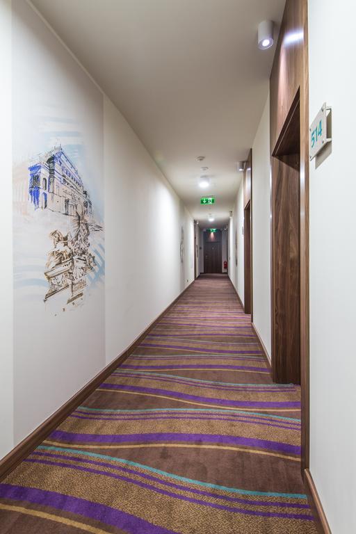 Merchants Crown Suites And Spa Praha Exteriér fotografie A typical hotel corridor