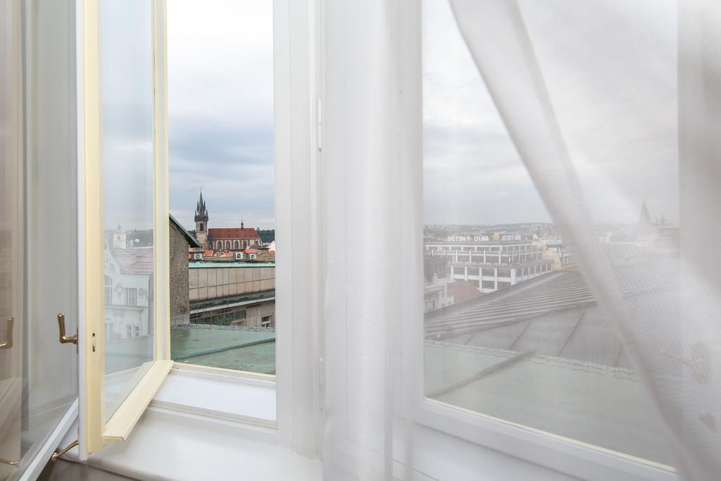 Merchants Crown Suites And Spa Praha Exteriér fotografie Curtains