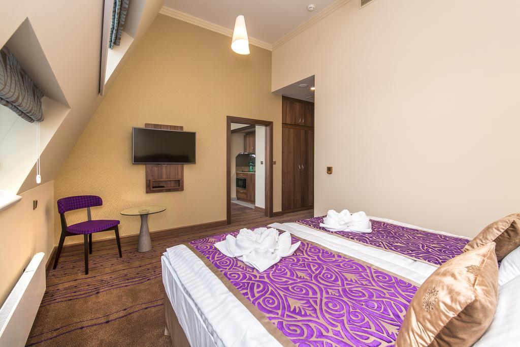 Merchants Crown Suites And Spa Praha Exteriér fotografie A room at the Premier Inn in London