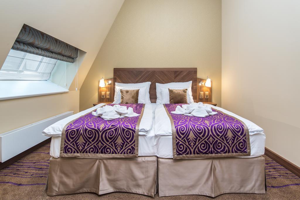 Merchants Crown Suites And Spa Praha Exteriér fotografie A bed with a bed skirt
