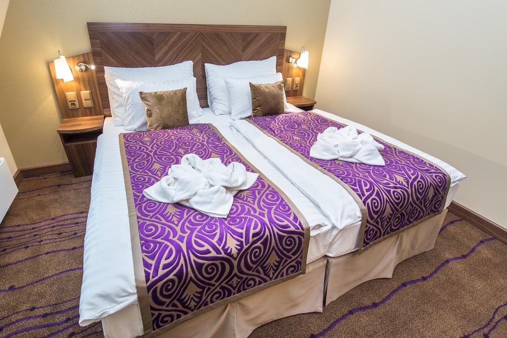 Merchants Crown Suites And Spa Praha Exteriér fotografie A bed with a bed skirt