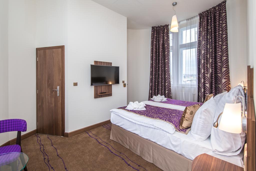Merchants Crown Suites And Spa Praha Exteriér fotografie A room at the hotel