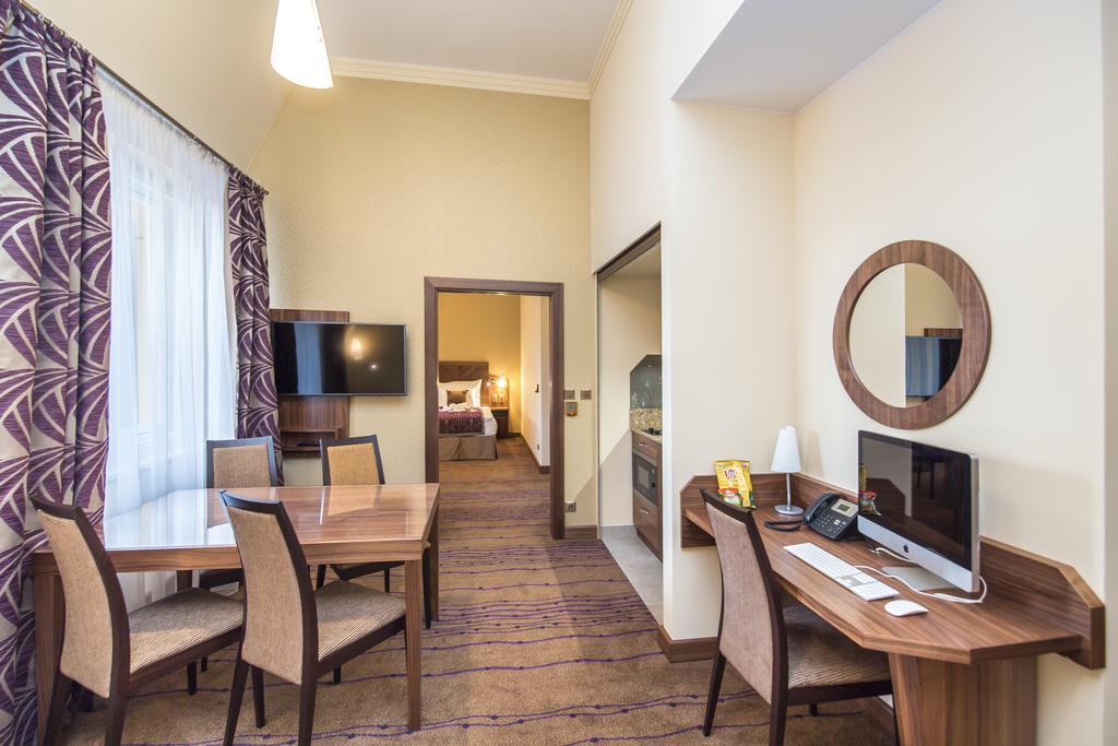 Merchants Crown Suites And Spa Praha Exteriér fotografie Suite