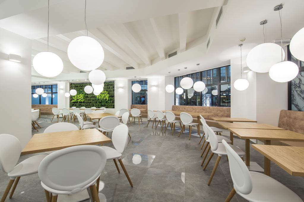 Merchants Crown Suites And Spa Praha Exteriér fotografie Interior of the restaurant