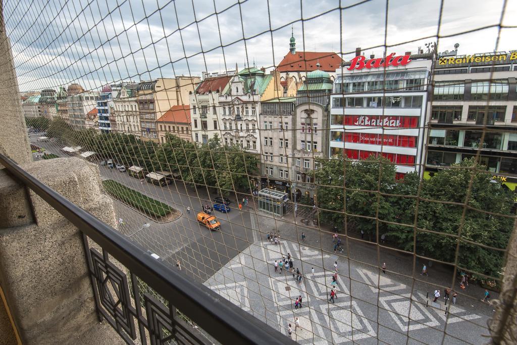 Merchants Crown Suites And Spa Praha Exteriér fotografie View of the square from the observation deck of the Westin Palace Vienna