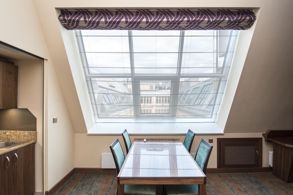 Merchants Crown Suites And Spa Praha Exteriér fotografie Roman shade
