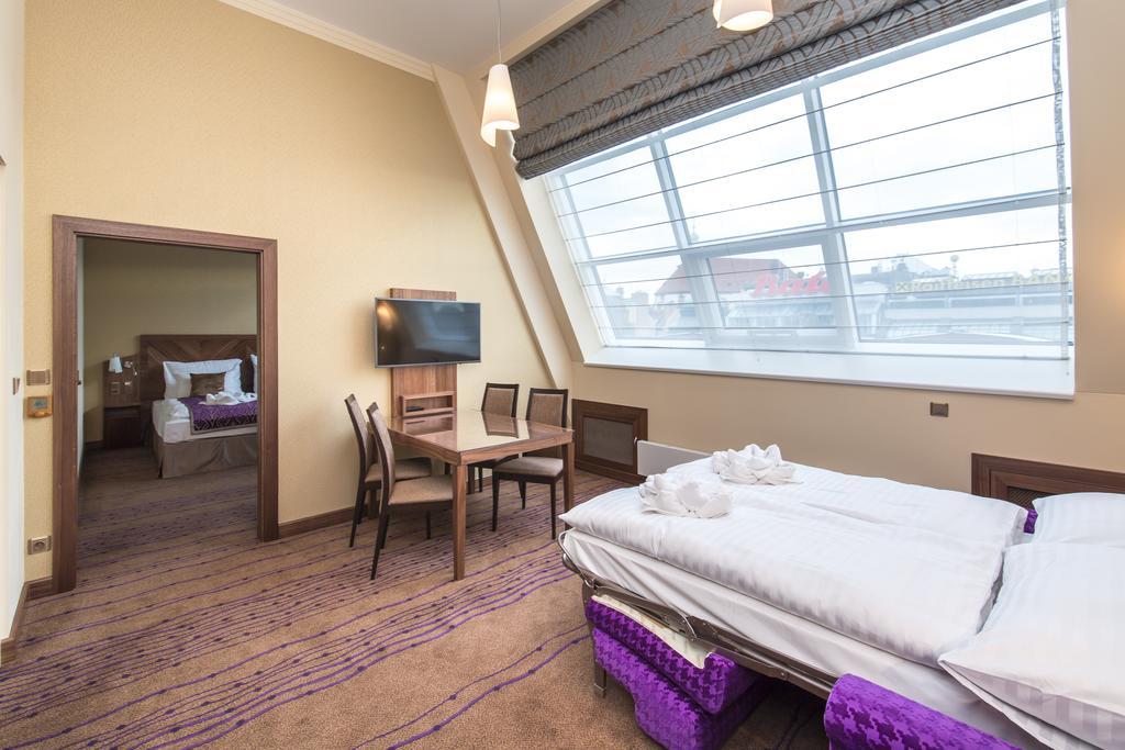 Merchants Crown Suites And Spa Praha Exteriér fotografie A Premier Inn room