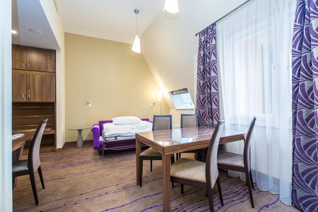Merchants Crown Suites And Spa Praha Exteriér fotografie A typical apartment