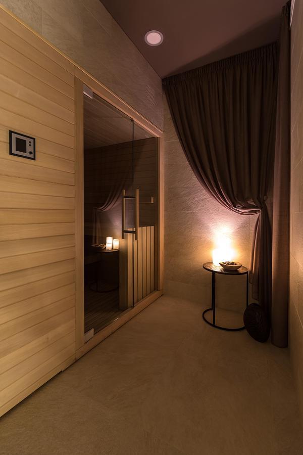 Merchants Crown Suites And Spa Praha Exteriér fotografie A modern Finnish sauna