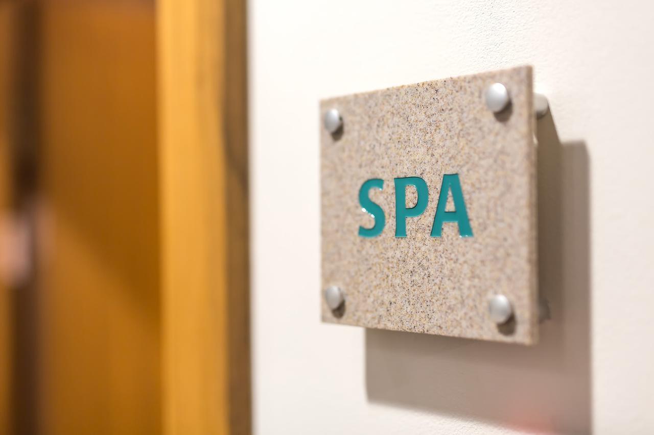 Merchants Crown Suites And Spa Praha Exteriér fotografie Spa sign