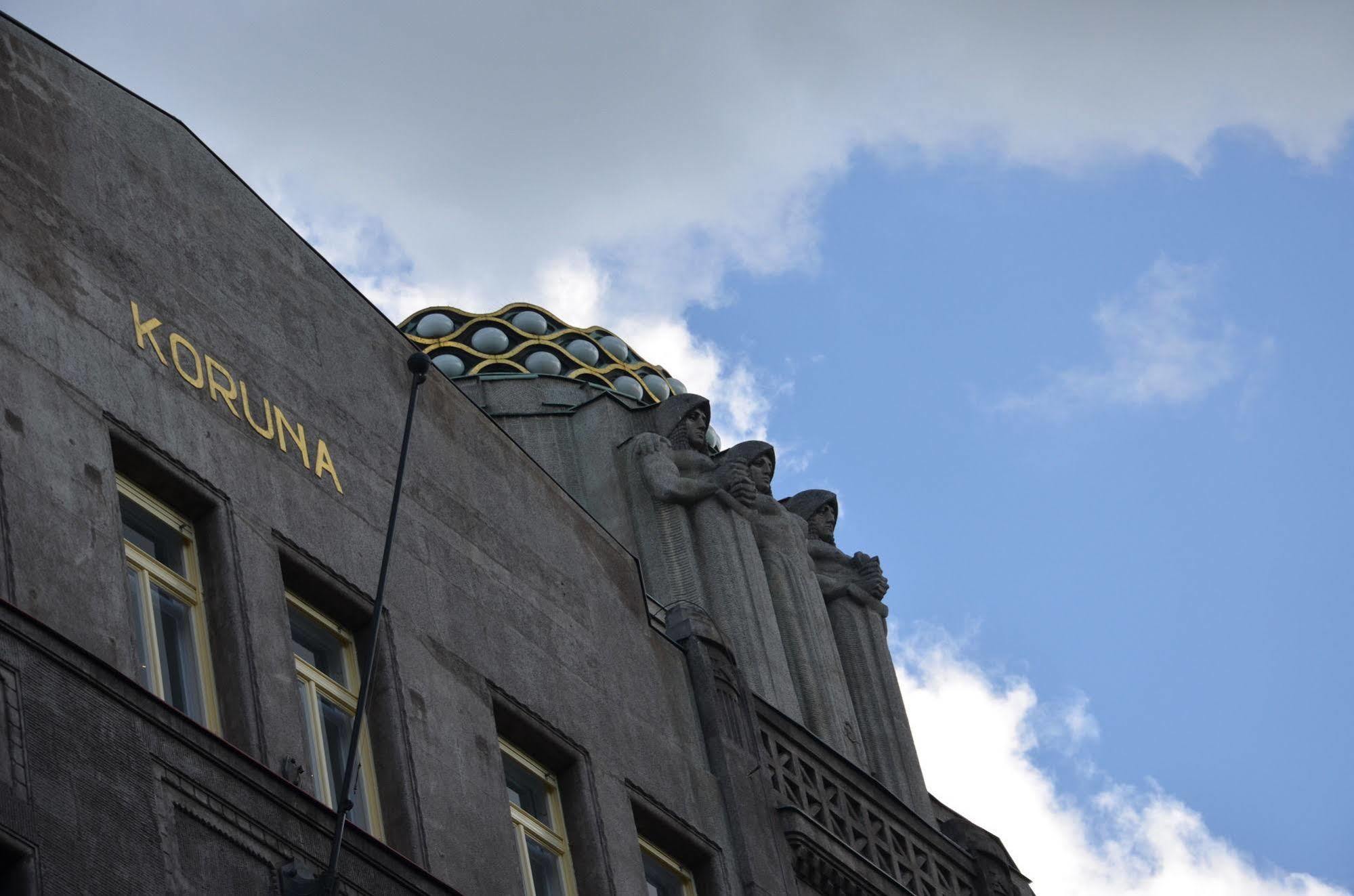 Merchants Crown Suites And Spa Praha Exteriér fotografie Detail of the facade