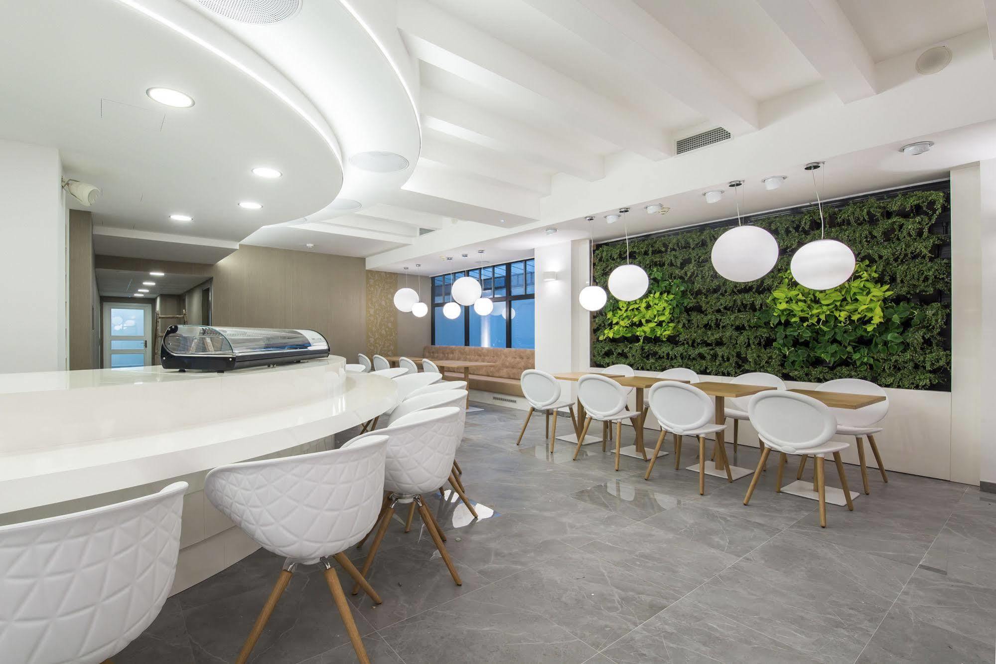 Merchants Crown Suites And Spa Praha Exteriér fotografie The Green Wall at the 10th floor of the building