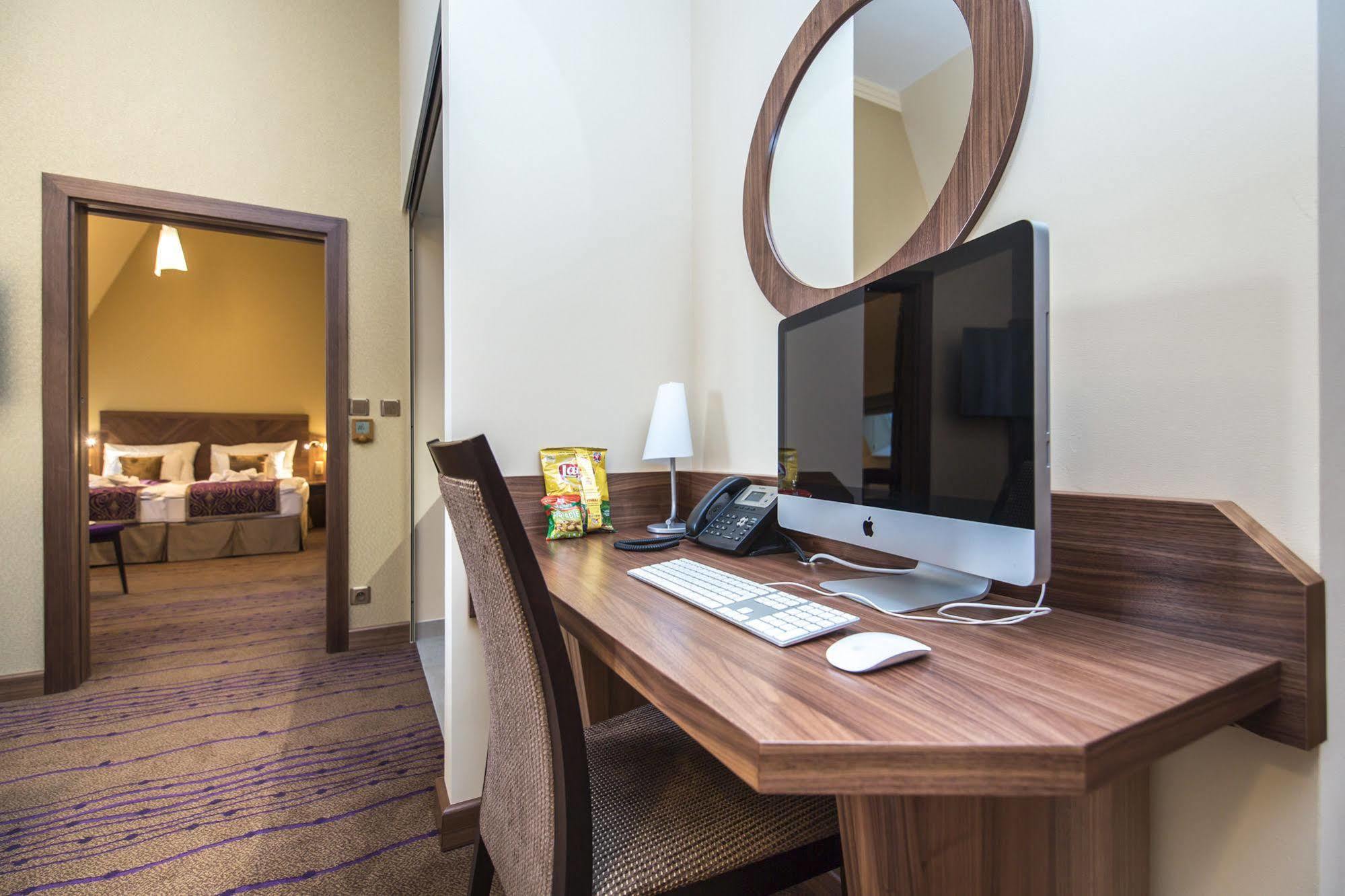 Merchants Crown Suites And Spa Praha Exteriér fotografie A computer in a hotel room