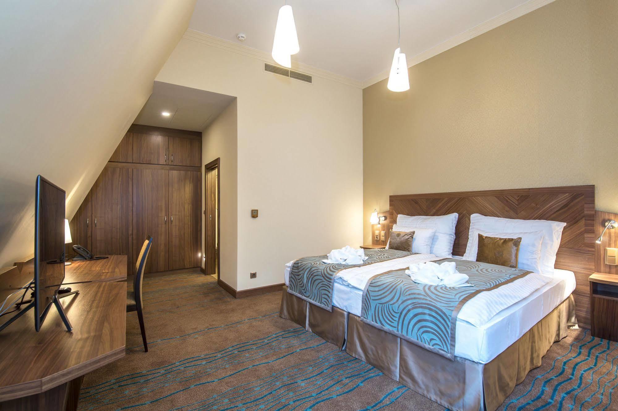 Merchants Crown Suites And Spa Praha Exteriér fotografie A room at the hotel