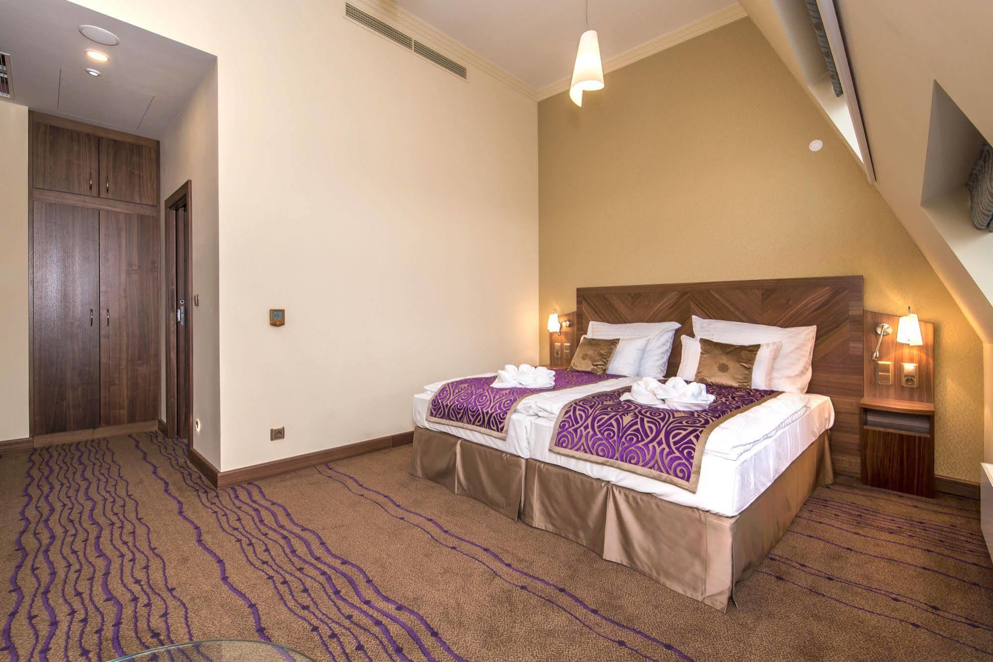 Merchants Crown Suites And Spa Praha Exteriér fotografie Suite