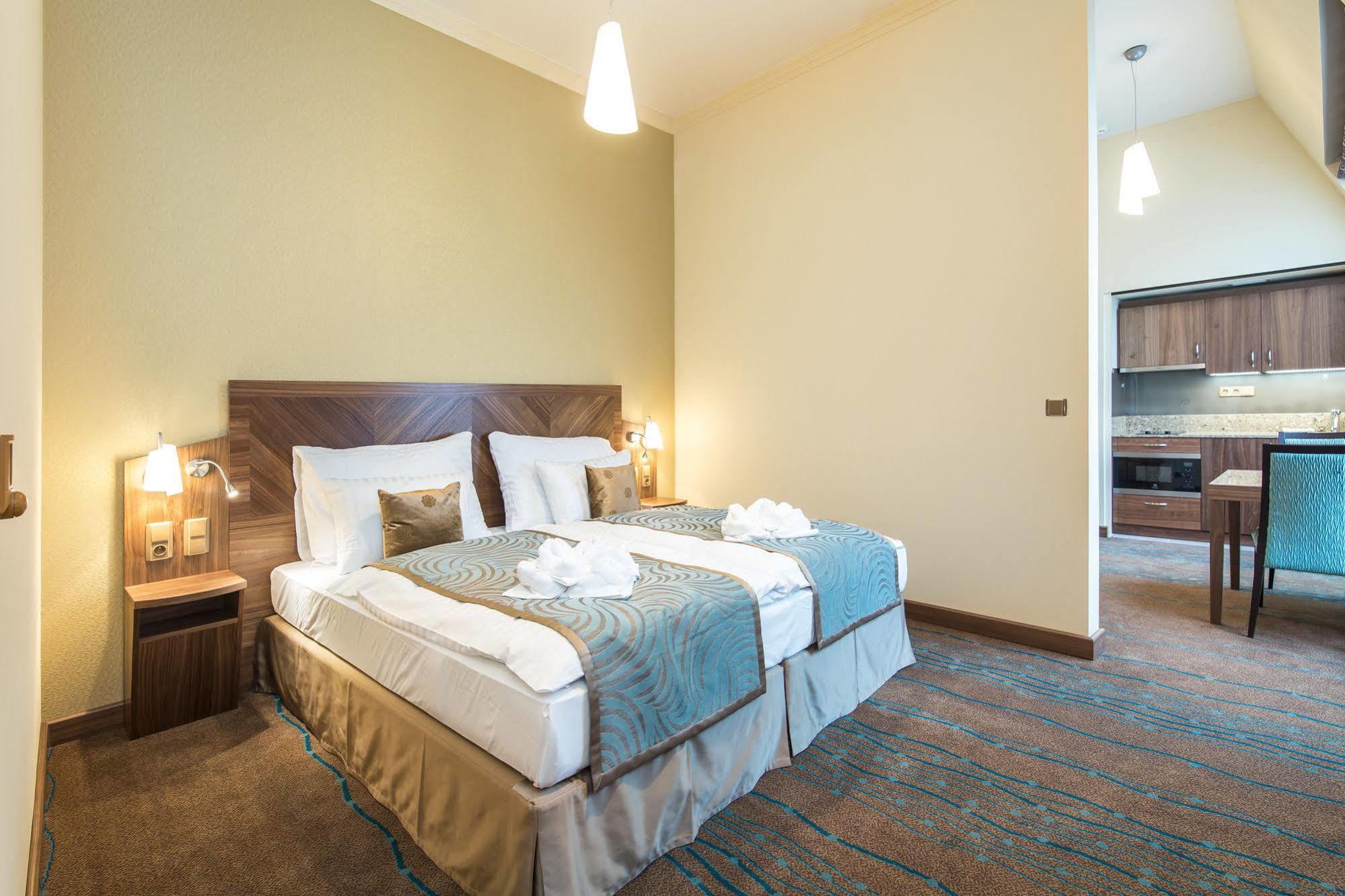 Merchants Crown Suites And Spa Praha Exteriér fotografie A room at the hotel