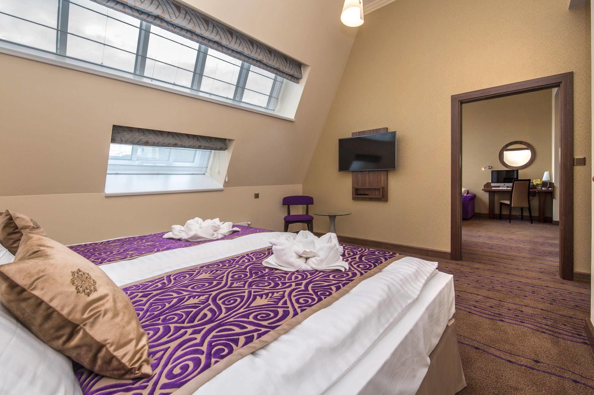 Merchants Crown Suites And Spa Praha Exteriér fotografie A suite at the hotel