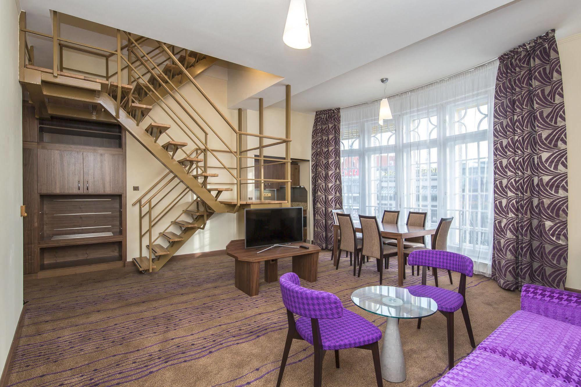 Merchants Crown Suites And Spa Praha Exteriér fotografie A suite at the Radisson Blu Hotel, Prague