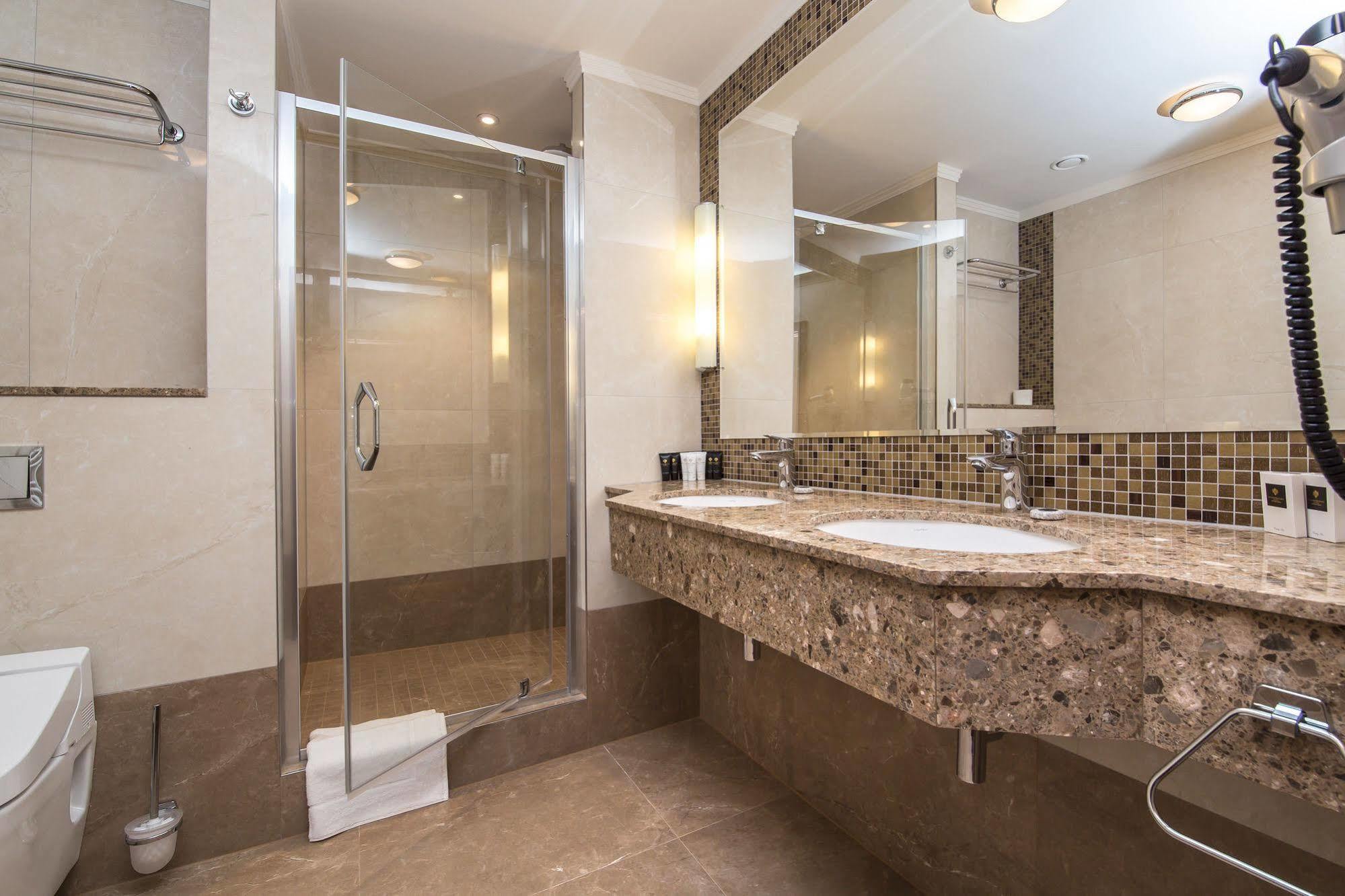 Merchants Crown Suites And Spa Praha Exteriér fotografie A shower enclosure