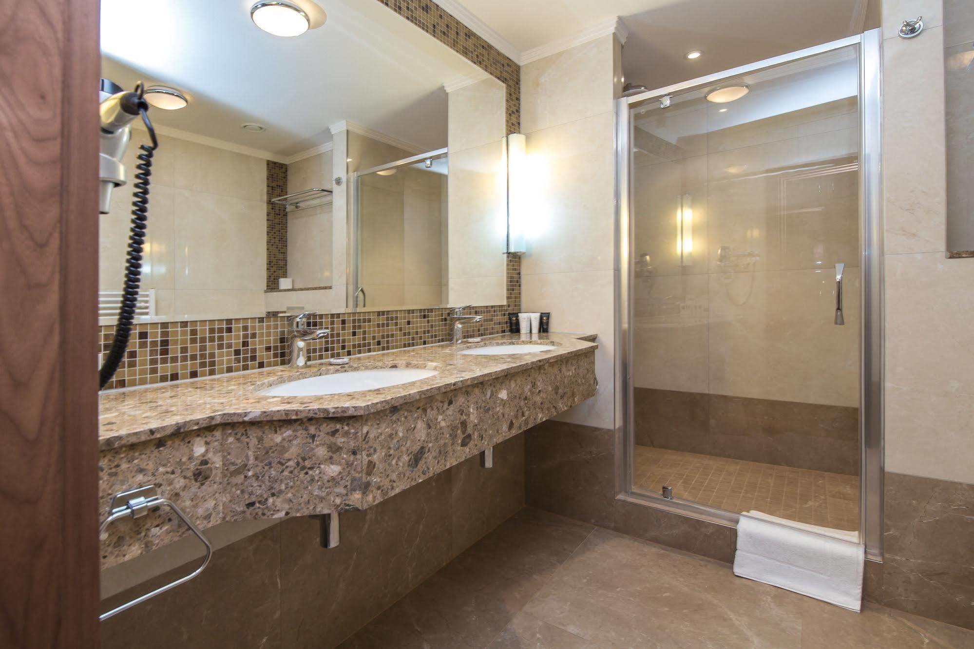 Merchants Crown Suites And Spa Praha Exteriér fotografie A shower enclosure