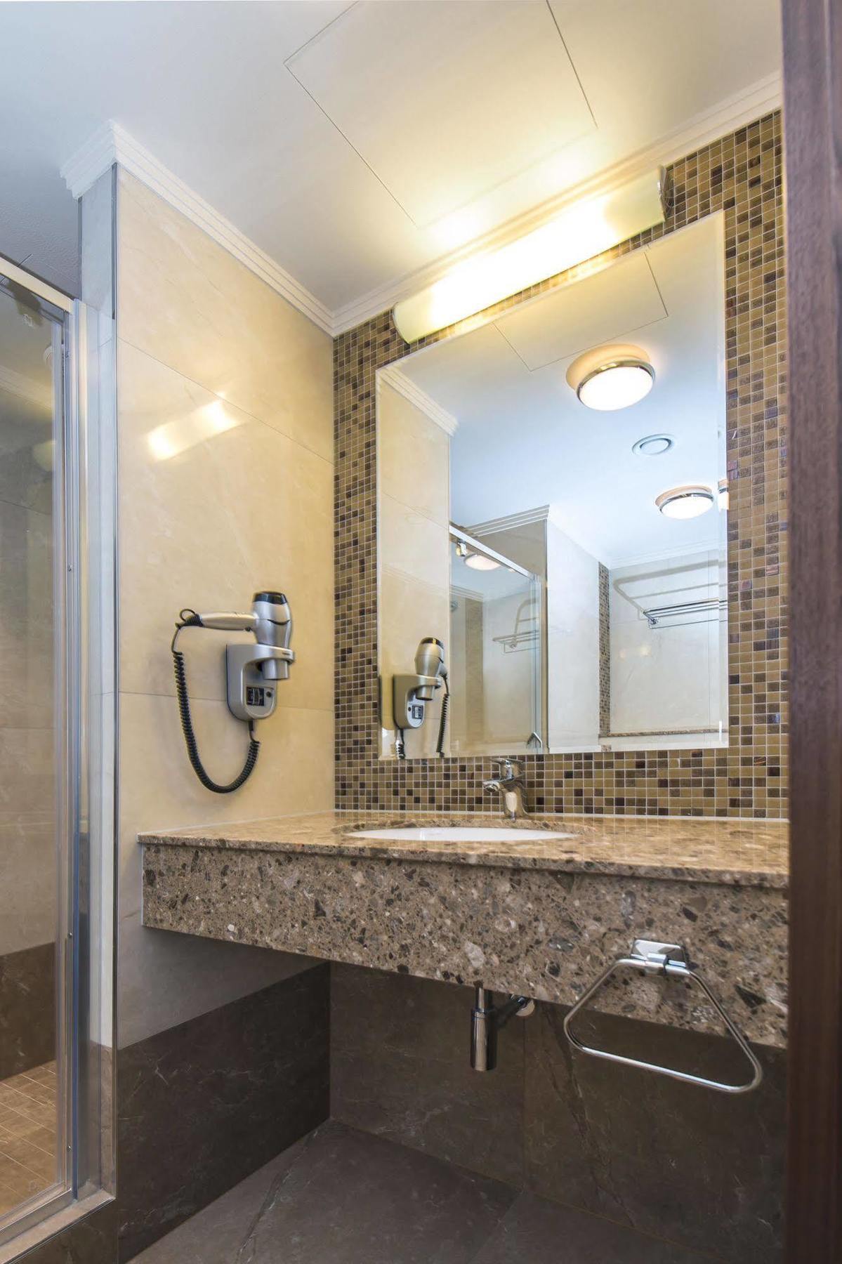 Merchants Crown Suites And Spa Praha Exteriér fotografie Bathroom