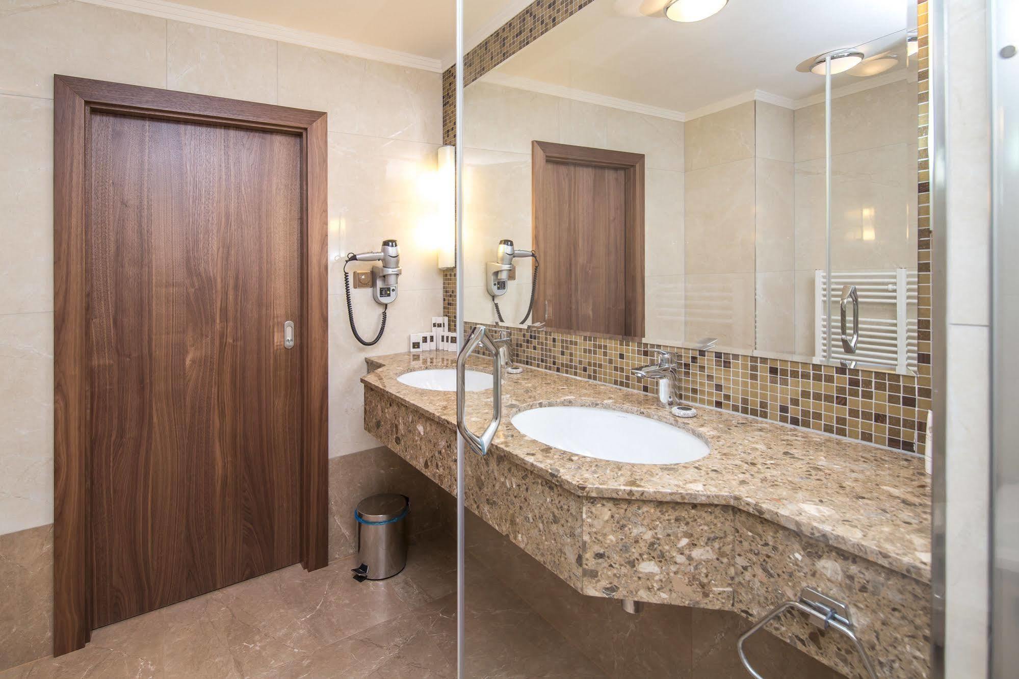 Merchants Crown Suites And Spa Praha Exteriér fotografie Bathroom