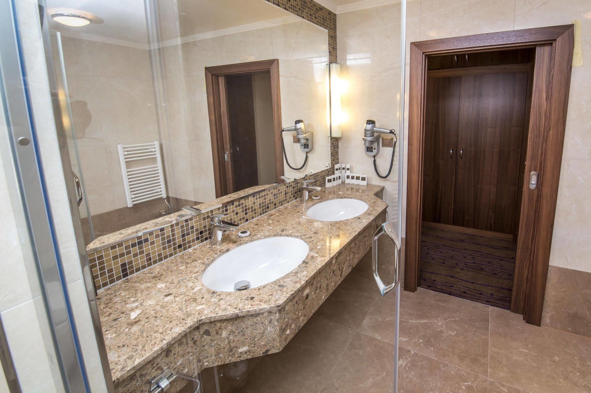 Merchants Crown Suites And Spa Praha Exteriér fotografie Bathroom in a hotel