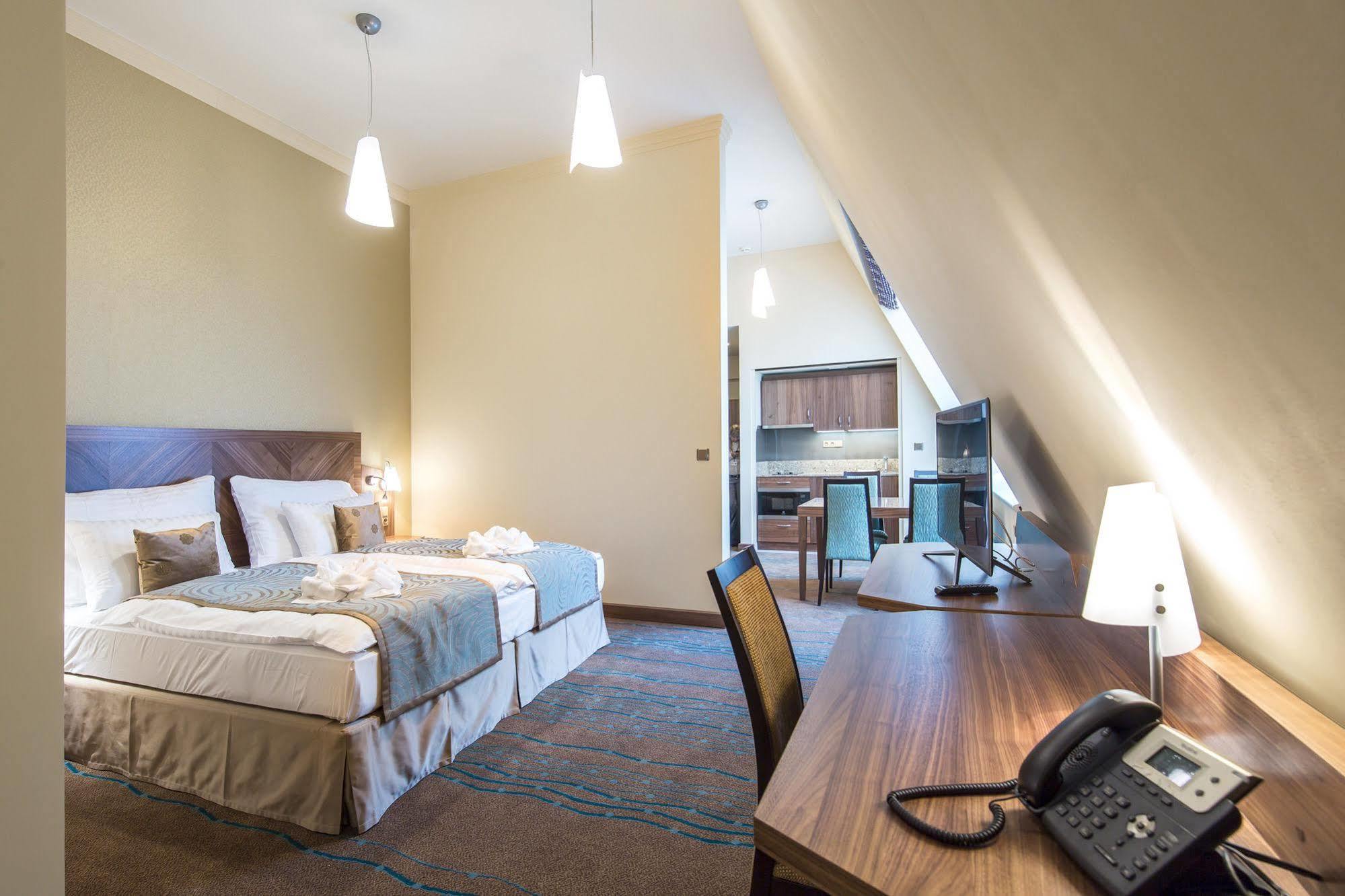 Merchants Crown Suites And Spa Praha Exteriér fotografie A typical room at the hotel