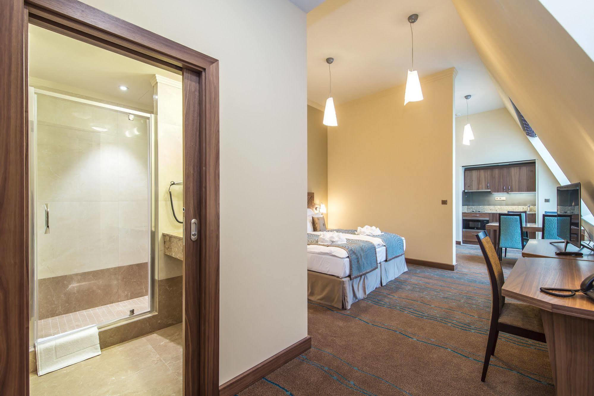 Merchants Crown Suites And Spa Praha Exteriér fotografie A typical apartment