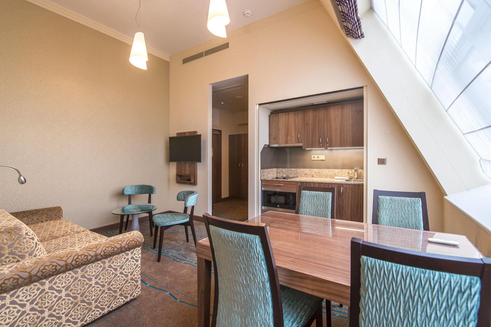 Merchants Crown Suites And Spa Praha Exteriér fotografie A suite at the hotel