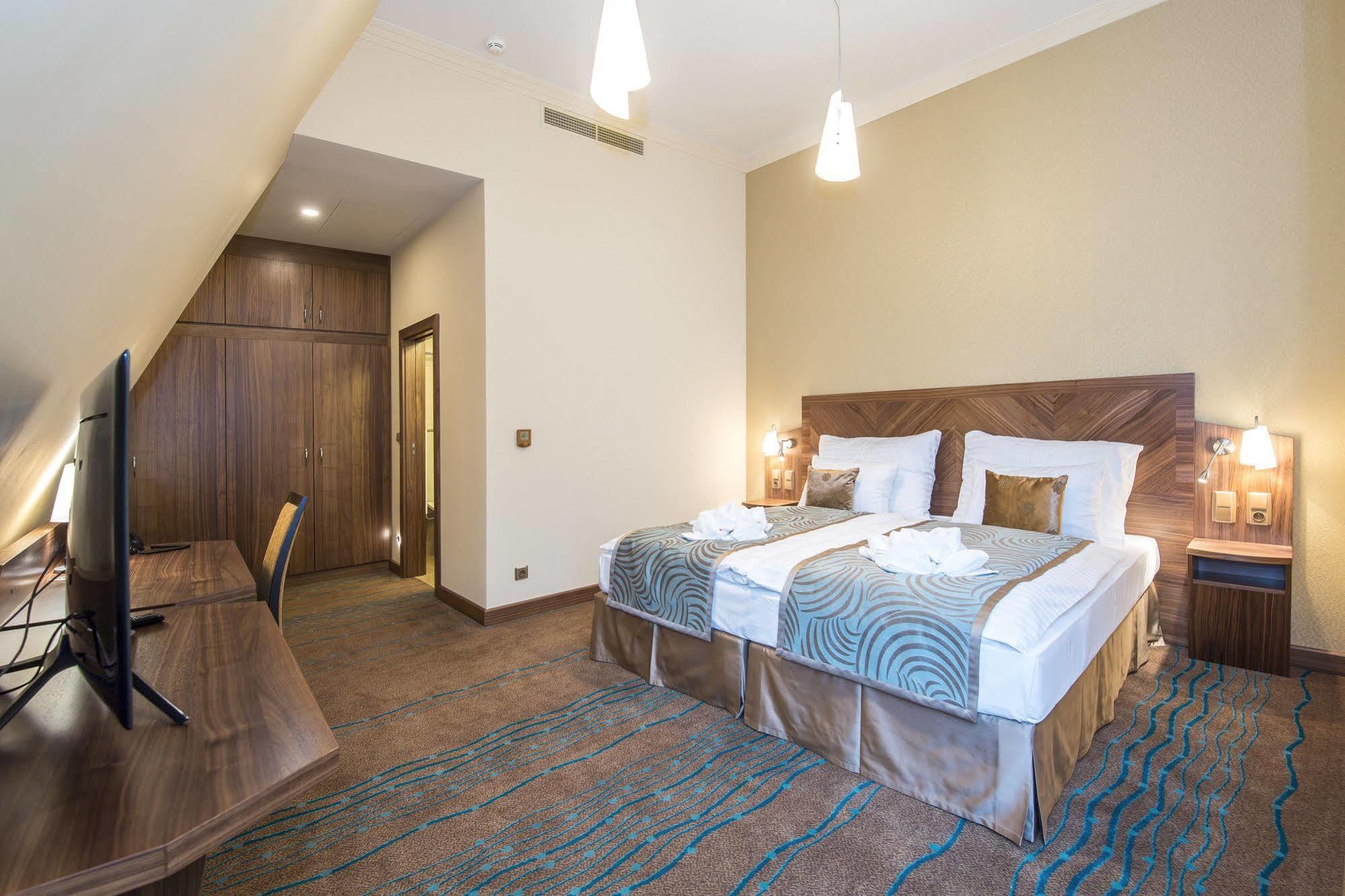 Merchants Crown Suites And Spa Praha Exteriér fotografie A room at the hotel