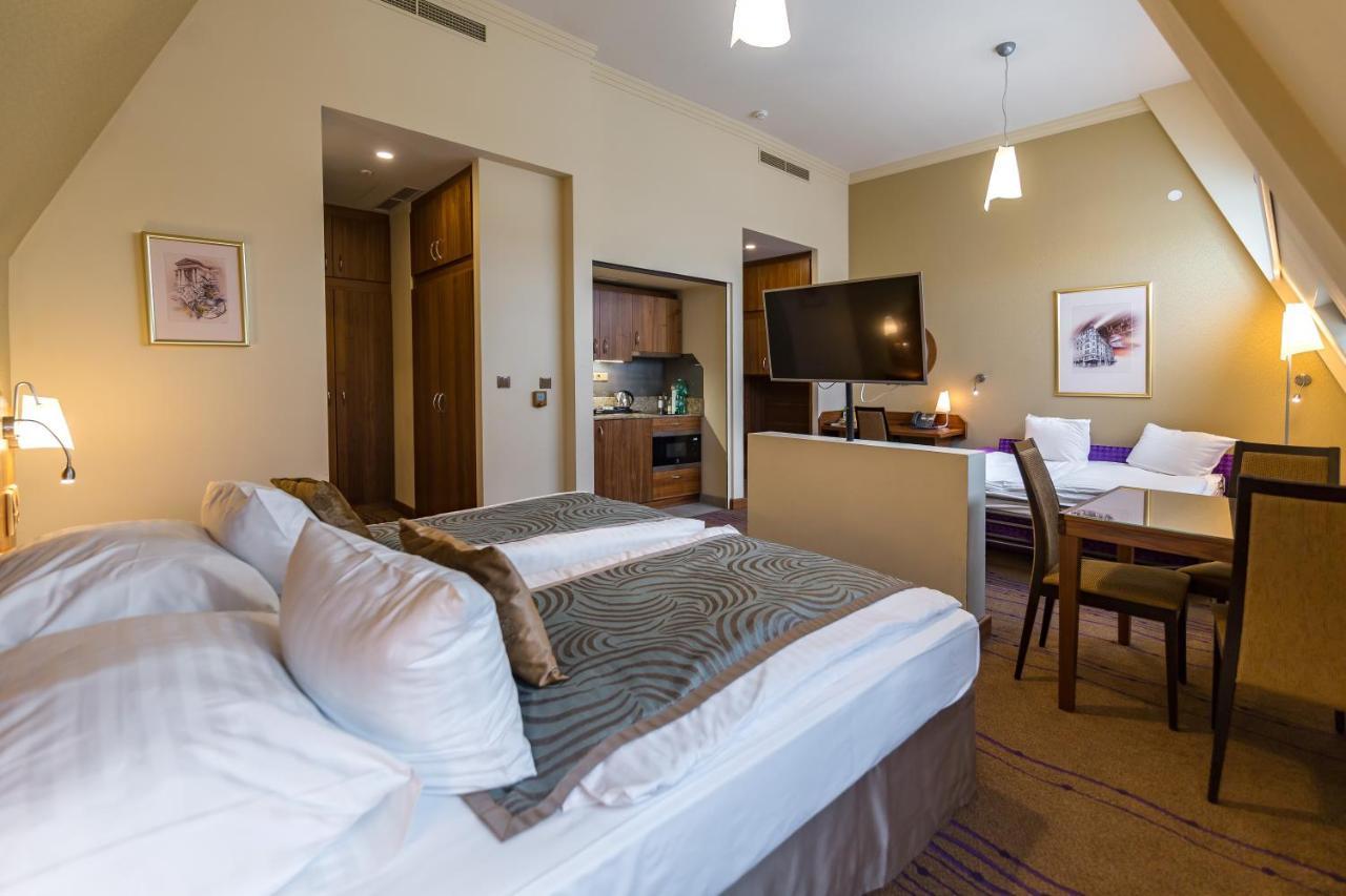 Merchants Crown Suites And Spa Praha Exteriér fotografie A typical studio apartment