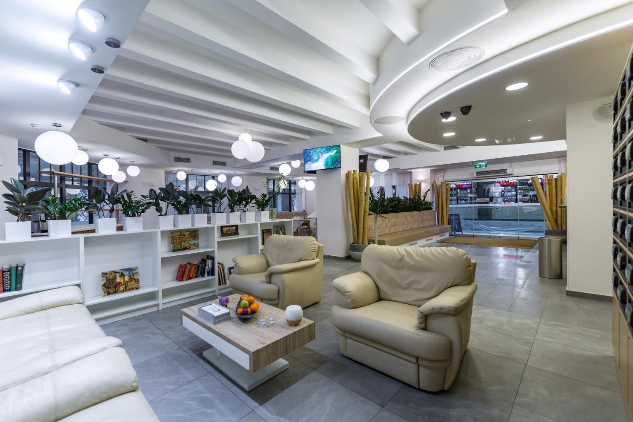 Merchants Crown Suites And Spa Praha Exteriér fotografie Business lounge at Belgrade Nikola Tesla Airport