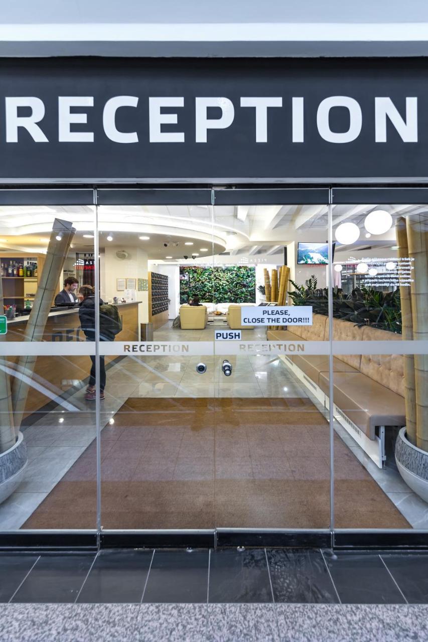 Merchants Crown Suites And Spa Praha Exteriér fotografie Automatic door