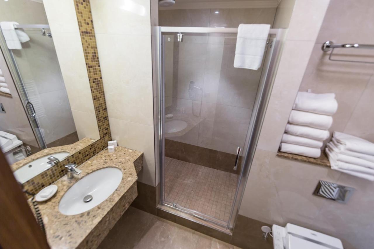 Merchants Crown Suites And Spa Praha Exteriér fotografie A shower enclosure
