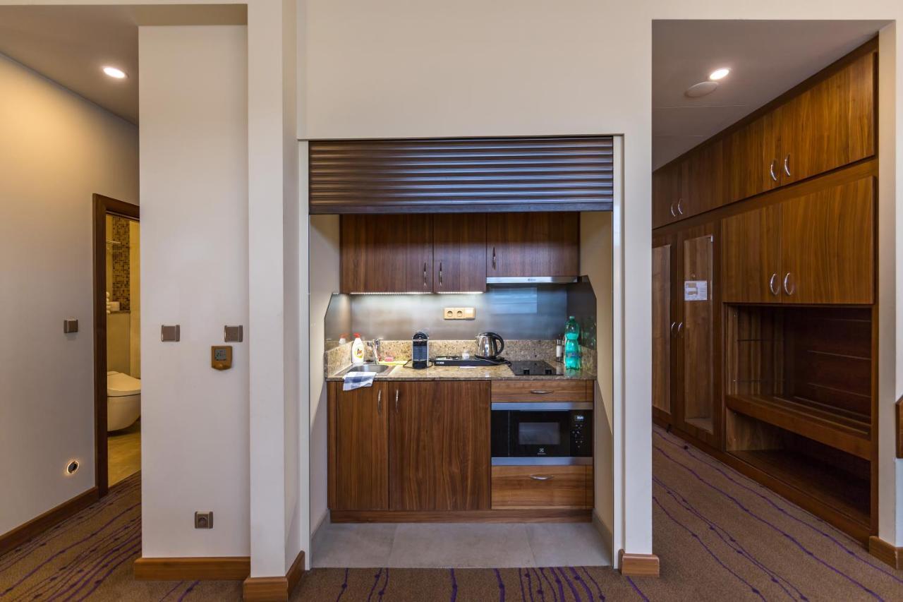 Merchants Crown Suites And Spa Praha Exteriér fotografie A kitchenette in a hotel room