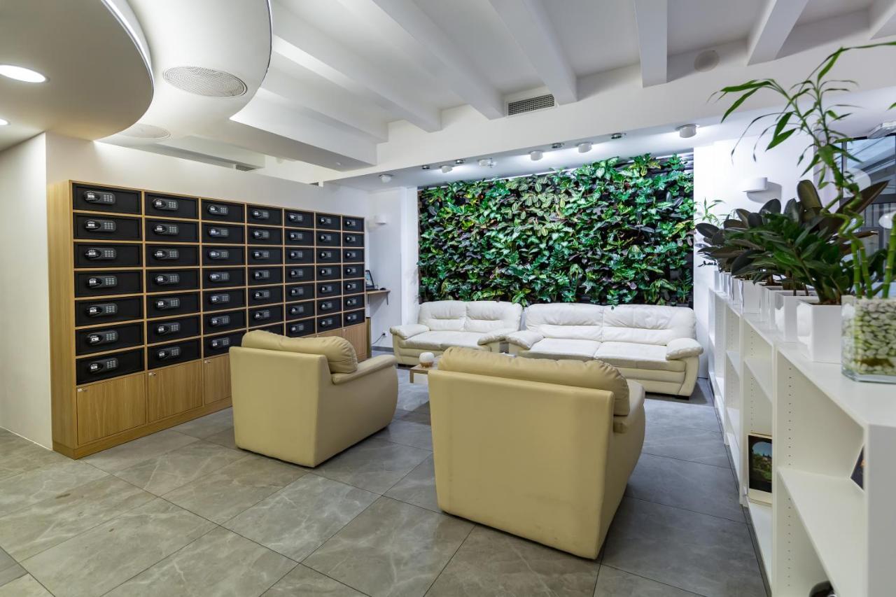 Merchants Crown Suites And Spa Praha Exteriér fotografie Green wall in a modern office