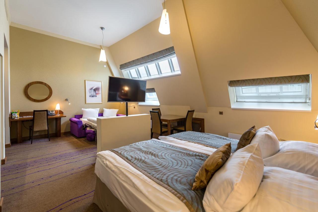 Merchants Crown Suites And Spa Praha Exteriér fotografie A room at the hotel