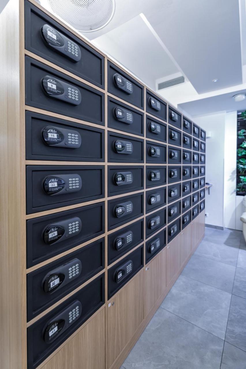 Merchants Crown Suites And Spa Praha Exteriér fotografie Private safes at a bank
